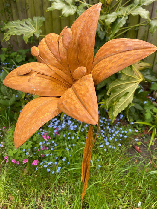 Lily metal garden flower 125cm - GingerInteriors.co.uk