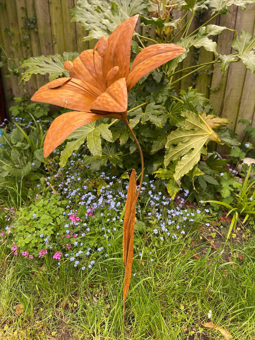Lily metal garden flower 125cm - GingerInteriors.co.uk