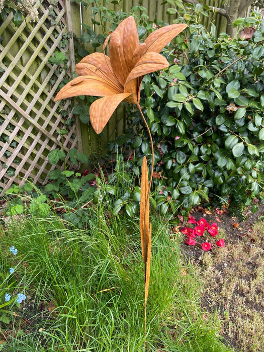 Lily metal garden flower 125cm - GingerInteriors.co.uk